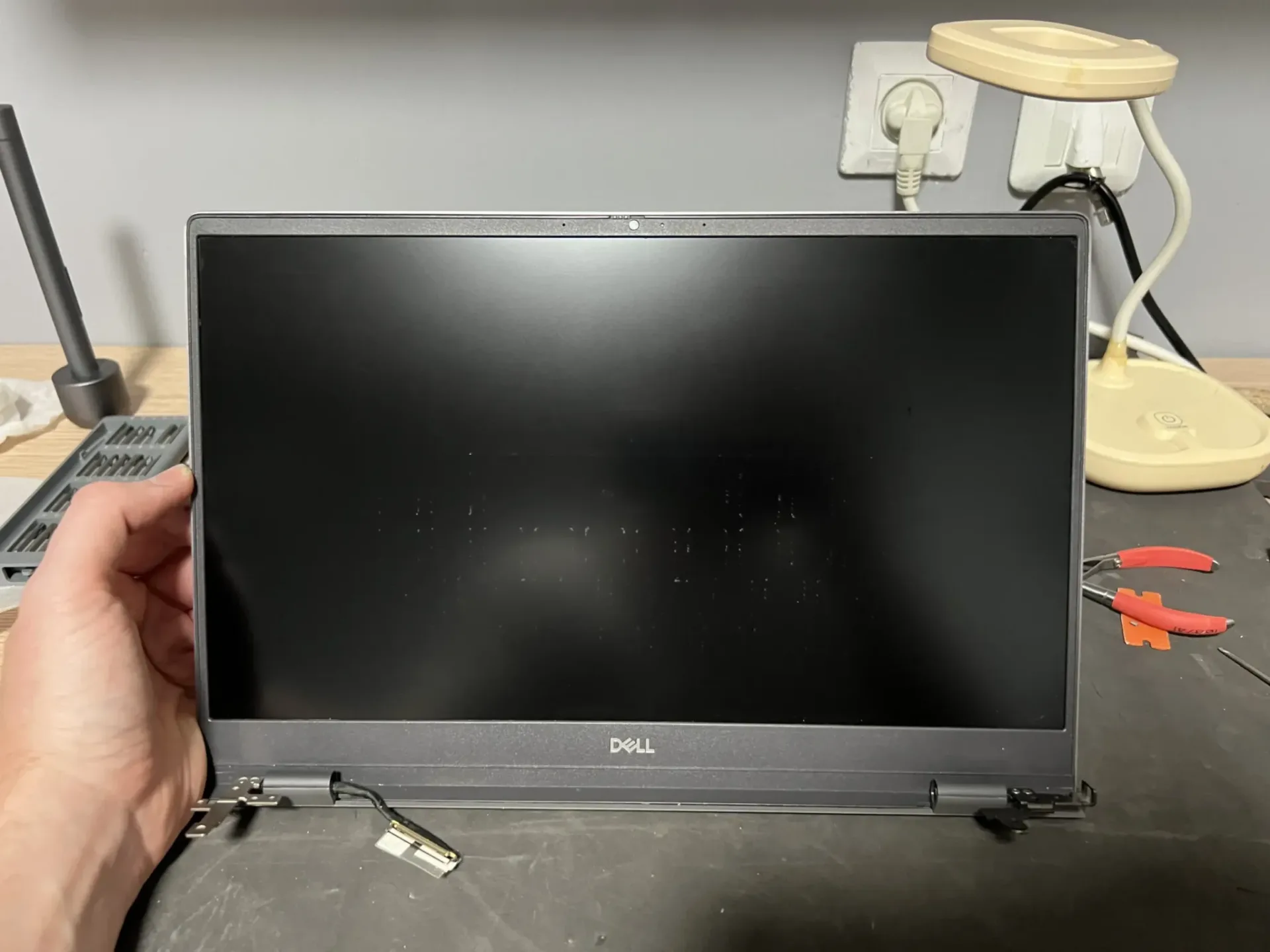 מכלול המסך של Dell Vostro 5402 לאחר החלפת גב המסך ולפני ההרכבה הסופית