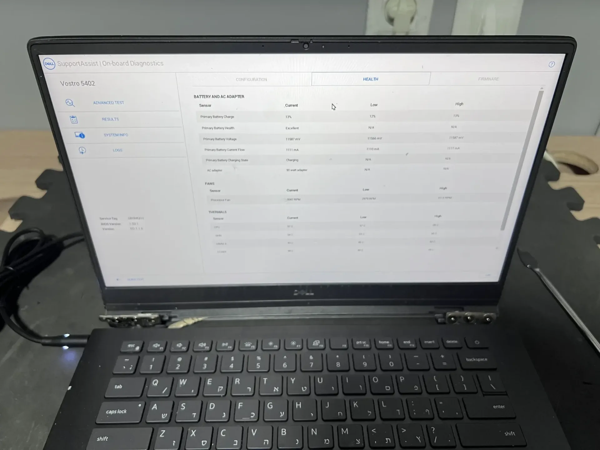 Dell Vostro 5402 לפני התיקון עם נזק בגב המסך באזור הצירים