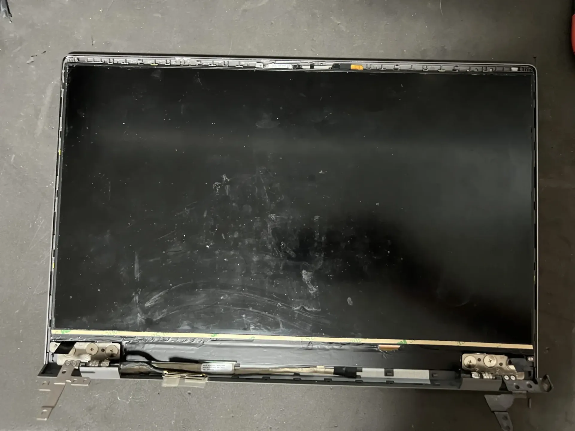 מסך Dell Vostro 5402 מותקן בגב המסך החדש במהלך ההרכבה