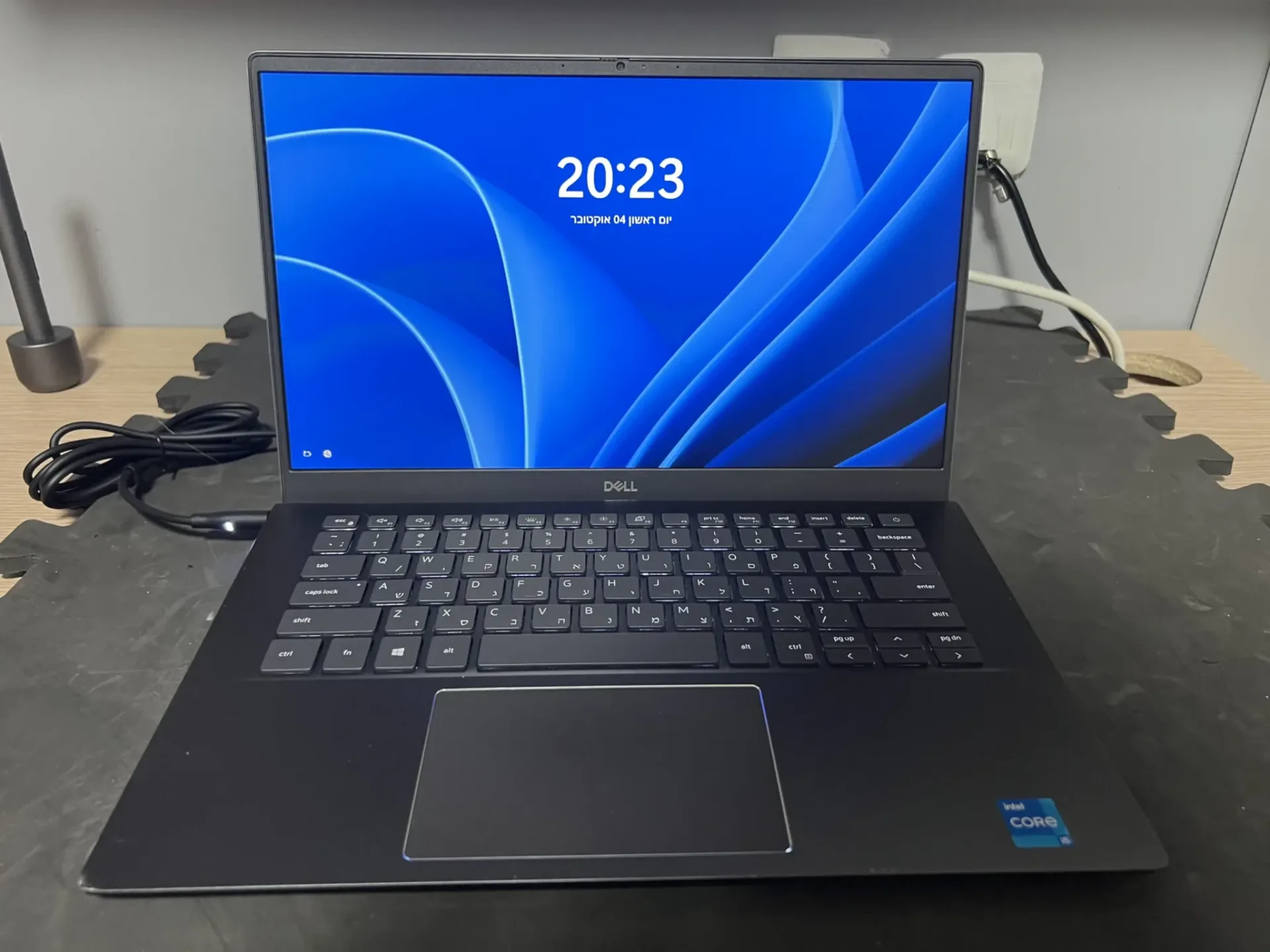 מחשב Dell Vostro 5402 מורכב לאחר התיקון עם תמונה על המסך