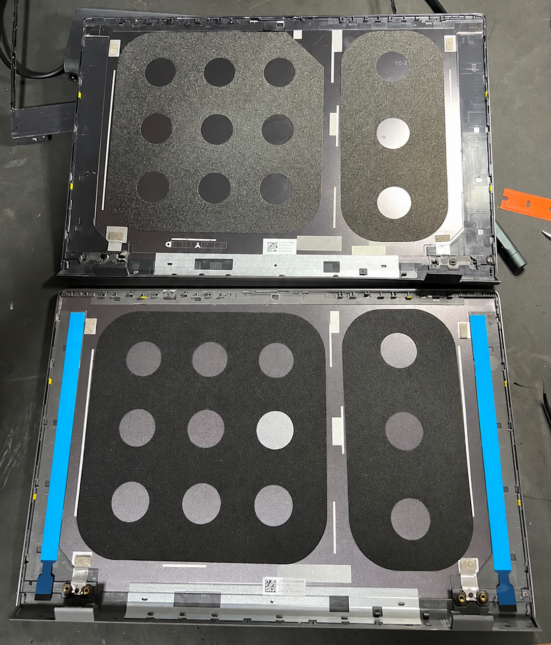 השוואה בין גב המסך הפגום לגב המסך החדש של Dell Vostro 5402